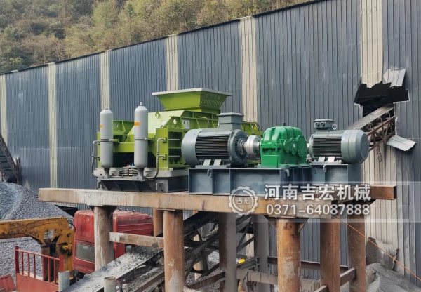 采石場想在同行里站穩(wěn)腳?液壓對輥制砂機讓砂質(zhì)、產(chǎn)量雙在線,底氣就是足!